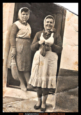 María e Isabel
María Vidal e Isabel Mascaraque, en las manos las herramientas de los oficios más comunes en las mujeres en los años 60, la escoba y el punto. 
Palabras clave:  mujeres  años 60 oficios 