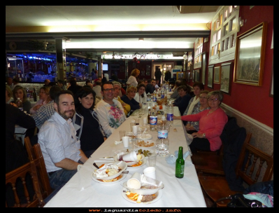  Los comensales
Tercer festival gastronómico, organizado por la asociación cultural Proyecto Tupi.
Todos los años dedicamos esta jornada gastronómica a las judías, porque creemos que este plato tan nutritivo fue uno de los más importantes durante décadas en nuestro pueblo, simplemente cocidas con un poquito de aceite y una cabeza de ajos, a unas suculentas de matanza, que admitían cualquier parte del cerdo sobretodo el morquin  (El morquin es el estómago  del gorrino, que se rellena de la misma masa de las morcillas)
Otras de las costumbres era, el 17 de Enero día de San Antón,  echar el rabo del lechón al puchero con las judías, para que el próximo año el gorrino fuese más grande. 

Palabras clave: festival gastronómico judías Proyecto Tupi