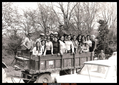 La merienda
Domingo de Resurrección, de merienda año 1975.
En el remolque entre otros están: Paco, Jesús, Santia, Edu, Juani, Sagrario, Angelines, Luisi, Encarni, Margari, Emi, Emilia, Antonio y Polo.  

Palabras clave: Domingo  Resurrección  merienda 