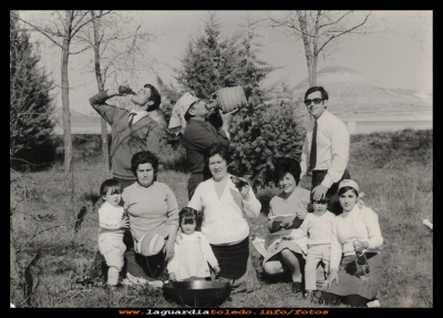 Merienda
Domingo de resurrección, año 1969. En la fotografía, Paca, Margarita, una prima de estas e Inés, los hombres,  los que están bebiendo Eustaquio (el marido de Margarita) y Justiniano Orgaz, (el marido de Paca)   

Palabras clave: Domingo de resurrección, año 1969