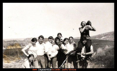 Merienda
Domingo de resurrección en la huerta de los (pintaos) año 1969.
De izquierda a derecha: Esperanza Huerta, Mari Sánchez, Goyo Orgaz, Jesús Tomillo, Ramona Guzmán, Miguel Ruiz, Marina Guzmán, Doro Sánchez, Marcelino Orgaz, Juan Guzmán y subida en los hombros de Juan, con la bota de vino, Juli Orgaz (su mujer)
FIESTAS, CELEBRACIONES Y TRADICIONES: La Merienda
Palabras clave: Domingo de resurrección en la huerta de los (pintaos) año 1969