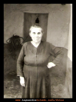 Modesta
Modesta Goñi Cantador familia de los “silleros” 
El apodo les viene del oficio que ejercían, el de echar asientos nuevos a las sillas, dichos asientos eran de anea.
Al fondo de la foto el pozo, con la cuerda donde se atan los cubos para sacar el agua.

Palabras clave: Modesta apodo los “silleros” 