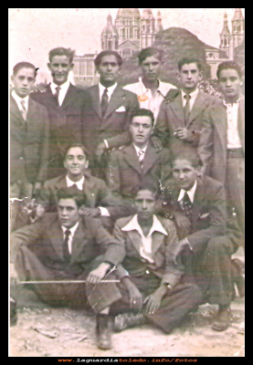 Mozos de los años 30
Mozos de los años 30.
Entre ellos identificados: Pepe (el que tenía la tienda en la plaza) es el quinto por la izq de los que están de pie, Jesús González (el guarnicionero) agachado en el centro, sentados el primero Alejandro  Mata (general de la Guardia Civil) le sigue Jesús Linares (peluquero)
Si alguna persona identifica  a alguien más, nos lo contáis.

Palabras clave: Mozos de los años 30.