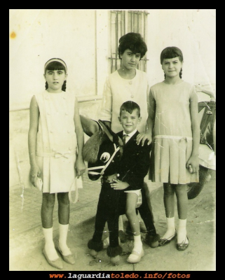 La niñez
  Fotografía representativa de la infancia en los años 60 en un día de fiesta. Inés Orgaz, Luisi, Matilde López y Cristóbal López.  
EL CURSO DE LA VIDA: La infancia y niñez
Palabras clave:  Infancia en los años 60 en un día de fiesta