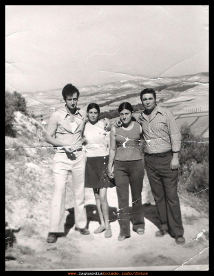 Novios (1969)
Los novios: Ángel Aguilar y Basi Muñoz, Mª Antonia García y Cristobal. 
Al fondo la Fuente Larga, en todo su esplendor.

Palabras clave: Los novios