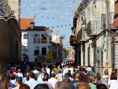 Desfile diurno de carrozas
Las tres carrozas bajando por la calle Mayor
Palabras clave: carrozas