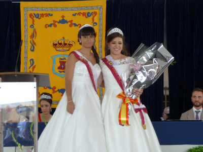 Miriam y Victoria
Miriam, dama saliente 2016, hace entrega del ramo de flores a Victoria, dama 2017
Palabras clave: Miriam y Victoria