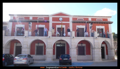 Peleles en los balcones del ayuntamiento
Peleles esperando a ser manteados. 5-4-2010
Palabras clave: peleles ayuntamiento