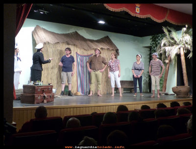 "Cuatro corazones con freno y marcha atrás"
La asociación de mujeres “LA ROSALEDA”  de nuevo nos han hecho pasar un rato muy divertido, con la obra de teatro de  Enrique Jardiel  Poncela “CUATRO CORAZONES CON FRENO Y MARCHA  ATRÁS” 
Esta obra de teatro fue estrenada en Madrid el 2 de Mayo del 1936. 

Palabras clave: LA ROSALEDA teatro