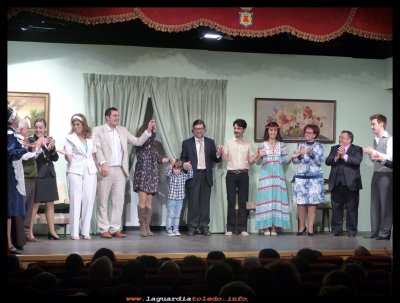 "Cuatro corazones con freno y marcha atrás"
La asociación de mujeres “LA ROSALEDA”  de nuevo nos han hecho pasar un rato muy divertido, con la obra de teatro de  Enrique Jardiel  Poncela “CUATRO CORAZONES CON FRENO Y MARCHA  ATRÁS” 
Esta obra de teatro fue estrenada en Madrid el 2 de Mayo del 1936. 

Palabras clave: LA ROSALEDA teatro