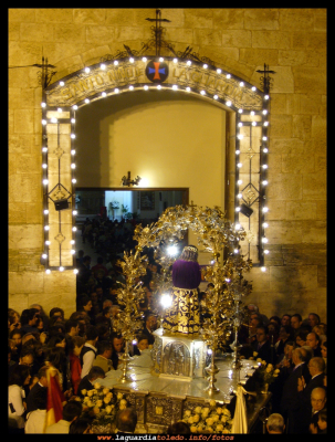 Santo Niño a su entrada en la Iglesia 25-9-10
Foto tomada durante la tradicional puja.

