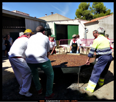 Fiestas, día 27
Fiestas patronales 2016.
retirando de la lumbre la gran caldereta. 27-9-2016
Palabras clave: Fiestas patronales los Timbales