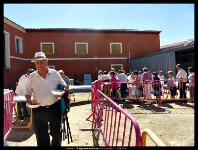 La hora de comer
Fiestas patronales 2016.
Es la hora de comer la vaquilla guisada, que como cada año la cocina la peña "LOS TIMBALES"  27-9-22016
Palabras clave: Fiestas patronales los Timbales