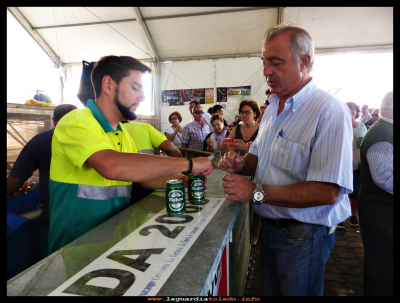 El refresco 
Fiestas patronales 2016.
Sirviendo refrescos, para que pase mejor la vaquilla. 27-9-2016
Palabras clave: Fiestas patronales 