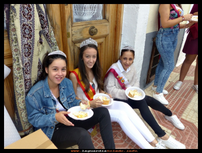 Reina y damas...
Fiestas patronales 2016, Día 28, día de aperitivo con huevos fritos, organizado por la peña “LOS TIMBALES”  En la foto: Esther Iglesias, Lucía Soto e Itziar Regañon
Palabras clave: Fiestas patronales 2016 huevos fritos