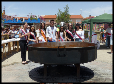 Reina, damas y mantenedor
Fiestas Castilla la Mancha, reina damas y mantenedor  (Corte de honor fiestas 2016) posando por detrás de la gran caldereta de pisto manchego, listo para ser servido a más de 1500 personas. (28-5-2017)
Palabras clave: Fiestas Castilla la Mancha pisto