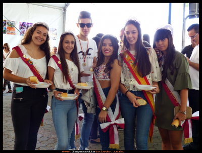 Reina, damas y mantenedor 2016
Reina, damas y mantenedor del año 2016 preparados para degustar los huevos  fritos,  que como cada año nos ofrece la peña los Timbales en las fiestas. (23-8-2017)
Palabras clave: Reina damas   huevos  fritos fiestas