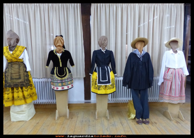 Exposición 
Exposición en la casa de los Jaenes de refajos, complementos de mantillas y mantones.
Organizado por la asociación de mujeres "La Rosaleda"  fiestas 2017.
Palabras clave: exposiciones casa Jaenes
