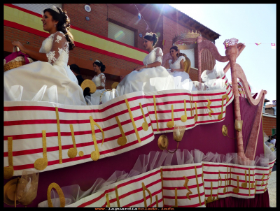 Carroza  reina
Fiestas 2017. Este año la carroza de la reina, llena de notas musicales. 
Palabras clave: Fiestas 2017 carroza  reina