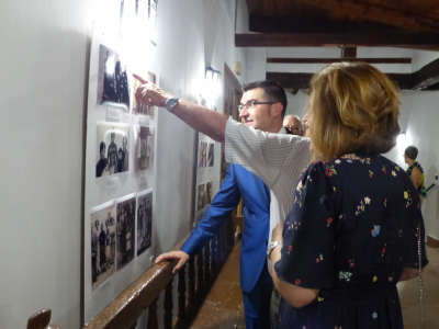 Inauguración de exposiciones
Exposición de foto antigua en la casa de los Jaenes. Organizada por A.C.Proyecto Tupi. Tema: Las familias
