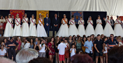 Damas, reinas y mantenedores, salientes y entrantes
Acto de coronación de reina y damas
