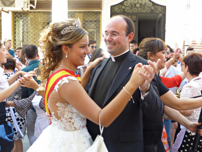 Bailando
D. Jose Luis, párroco de La Guardia, bailando con Vera, reina de las fiestas 2018, ya coronada
