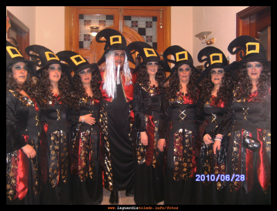 Brujo y brujas buenas en el baile de carnaval del Pabellón polideportivo
Ni caso a la fecha que debía estar desconfigurada en la cámara. El fecha correcta es 25-3-12
Palabras clave: brujas carnaval 2012