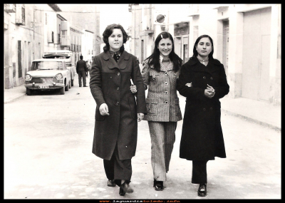 POR LA CALLE ARRIBA
Amigas subiendo por la calle Mayor, por detras se ve el rotulo de Titanlux, que lucia la droguería que tenia el tío Pepe.   Luisa, Mª Carmen y Mari. Año 1972
Palabras clave:  calle Mayor  droguería Pepe
