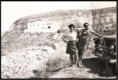 Dos primas 
Nina Pedraza y Paca Pedraza, en los cerros del Santo Niño. años 60
Palabras clave:  cerros Santo Niño
