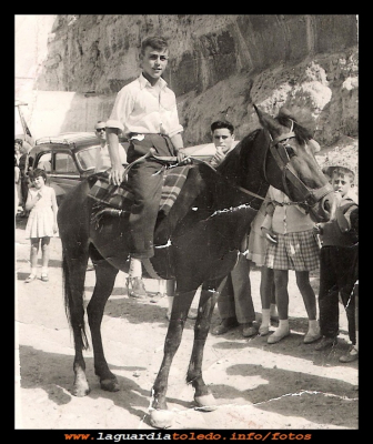 Paco (tolo)
Paco Sánchez “tolo” en la yegua del tío Abundio “el pocero” en el Sto Niño. Año 1967.
La niña que se ve al fondo, es Rosario Tejero.
Palabras clave: Paco Sánchez “tolo”