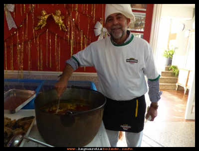 El cocinero
Tercer festival gastronómico, organizado por la asociación cultural Proyecto Tupi.
Todos los años dedicamos esta jornada gastronómica a las judías, porque creemos que este plato tan nutritivo fue uno de los más importantes durante décadas en nuestro pueblo, simplemente cocidas con un poquito de aceite y una cabeza de ajos, a unas suculentas de matanza, que admitían cualquier parte del cerdo sobretodo el morquin  (El morquin es el estómago  del gorrino, que se rellena de la misma masa de las morcillas)
Otras de las costumbres era, el 17 de Enero día de San Antón,  echar el rabo del lechón al puchero con las judías, para que el próximo año el gorrino fuese más grande. 
Palabras clave: festival gastronómico judías Proyecto Tupi