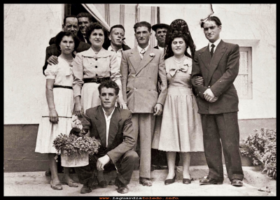 Padrinos
Padrinos de boda: Gregorio Torralba y Eliodora, saliendo de casa del novio Juan, en la Villeta 1955.
