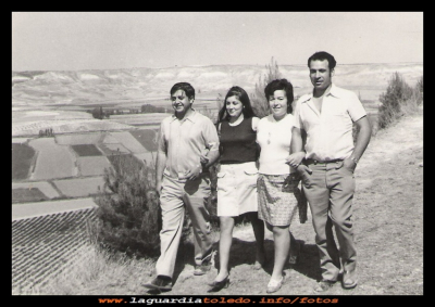 Paseando
Paseando por detrás del cerro del Santo Niño: Jose Cabiedas, Inés Orgaz, Ino Pedraza y Alfonso Potenciano. 27 de Septiembre del 1971.
EL CURSO DE LA VIDA: Los novios y las novias
Palabras clave: Paseando,  27 de Septiembre del 1971