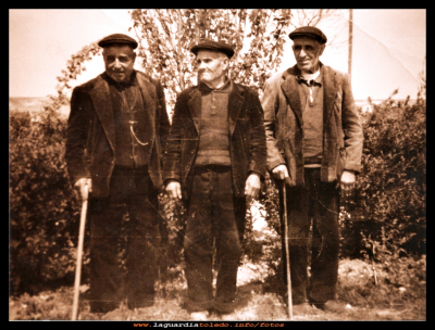 Los abuelos
Abuelos tomando el sol en el paseo del Norte, primeros años de los 70.
Patrocinio Sánchez “el tolo” Cesario Hernández  “canillas” y Primitivo Puerta.   

Palabras clave: Abuelos  paseo del Norte