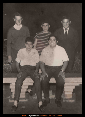Perpeti y amigos
Año 1964. Paso del norte, Perpeti Mora, Manolo “cepa”, José Luis Martín-Rubio, sentados, Félix Del Castillo y Manolo Cabiedas. El banco donde están posando fue de los primeros que pusieron en el jardín, cuando se hizo, (me parece que por el año 60).
EL CURSO DE LA VIDA: La juventud y los amigos
Palabras clave: Año 1964. Paso del norte