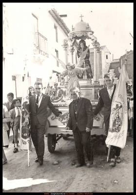 Fiestas 1962
Fiestas patronales del año 1962. Procesión del Santo Niño,  con la bandera: Jose Pedraza, con la lanza de la carroza: Pedro Dones y  Perpetuo Mora Aranda  con otra bandera. 
FIESTAS, CELEBRACIONES Y TRADICIONES: Fiestas Patronales 1962
Palabras clave: 1962 Procesión del Santo Niño