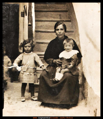  Petra Mascaraque
Año 1924, Petra Mascaraque (con 26 años de edad)  y sus hijos, Teodosia y Gregorio del Castillo Mascaraque. 
EL CURSO DE LA VIDA: Las familias
Palabras clave: Año 1924, Petra Mascaraque