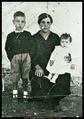 Petra y sus hijos
Petra Román con sus hijos Ángel  y Esperanza  Huerta, año 1955.
Palabras clave: Petra Ángel Esperanza