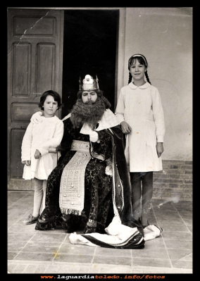  Pili y Manoli
Pili y Manoli Guzmán "las pozas" en el colegio con el rey Mago (1963)
Palabras clave: el colegio  rey Mago (1963)