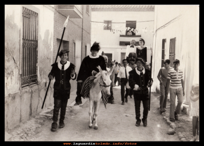 Los alabarderos
Pregoneros Mayores del Reino, anunciando el comienzo el 23 de Septiembre del año 1972, las fiestas patronales del pueblo de LA GUARDIA.
Siendo el pregonero principal, subido en el burro: Angel Luis Hijosa y sus escoltas: Ricardo Martín-Rubio y Angel García González.

Palabras clave: año 1972,  fiestas patronales del pueblo
