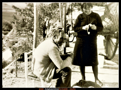 Preparando el...
Santiago Santiago y Juliana Sánchez  en el cerro, 1980. Hoy, calle cuevas de palacio o “Paseo del Sur” como alguna vez se le llama.
Palabras clave: Santiago cerro Paseo del Sur