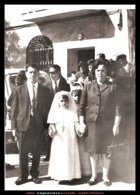 Primera Comunión de Mª del Rosario
Primera comunión de Mª del Rosario Tejero Santiago,  acompañada de sus padres Paco y Maruja (15-5- 1967)
Palabras clave: Primera comunión