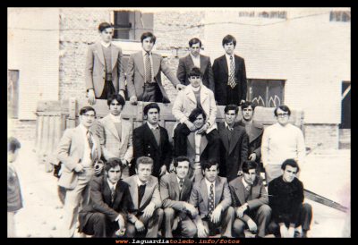 Quinta del 74
Quinta del 74. Empezando por abajo la izquierda: Vicente, Eduardo, José Pedraza, Antonio Potenciano, Felipe Mascaraque y Ángel. En el centro: Juan García, Ángel, Alfonso, Valeria “chuti”  Alfonso, José, Juan y Ángel Labrador. Arriba: Tino Huete, Emilio “masena” Manuel Torres y Pedro Pasamontes.
Palabras clave: Quinta del 74.