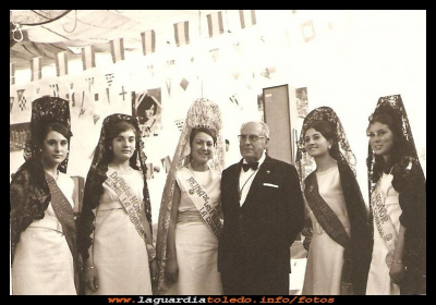  Reina damas y mantenedor
Reina damas y mantenedor del año 1969. Fotografía hecha en casa de Gervasio en el patio (donde hoy está la discoteca).
Vicenta Orgaz, Tomasa, Ino Peláez, D. Julián Hernández, Juli Santiago y Marina Guzmán.
FIESTAS, CELEBRACIONES Y TRADICIONES: < Fiestas patronales 1969 
Palabras clave: Reina damas y mantenedor del año 1969