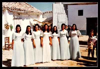  Reina y damas 1973
24 de Septiembre del 1973,  Reina y damas  en la bodega de Pedro Moya.
Isabel Maroto, Sagrario Mejía, Milagros Sánchez, Mª Llanos Montesinos, Inmaculada Espada, Mª del Pilar Guzmán y Teresa Cabiedas.
Por detrás: María García y Paca Zamorano.
Los niños: José Guzmán y Ana Mari  Pasamontes.

Palabras clave: 24 de Septiembre del 1973
