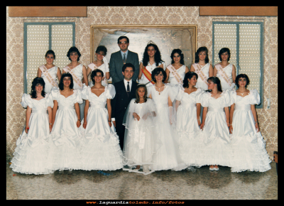 Reina, damas....
Fiestas 1986, damas salientes arriba: Susana, Raquel, Elena, mantenedor Emilio Orgaz, reina Eva Cabello, Mari, Gema Peláez y Yolanda.
Abajo las damas entrantes: Tere, Mª Carmen Peláez, Ana López, el mantenedor Paco, la reina Isabel Araque, Estrella, Encarni  Mascaraque,  Merce Alberca y Sara Araque.


Palabras clave: Fiestas 1986, damas salientes y damas entrantes