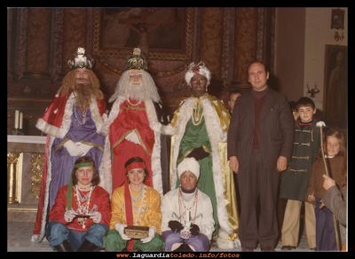  Reyes y pajes
Reyes Magos y sus pajes, en la  Navidad del año 1977.
(“Jaro”, Lucio y Antonio “ratón”) (Charo, Emilia y Lourdes) junto a D. Marcelino.
Palabras clave: Reyes Magos y sus pajes