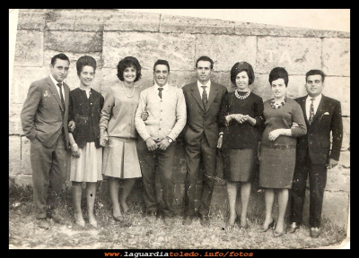 Sabado Santo
Cuadrilla de novios en la en la puerta de la iglesia, en un Sábado de resurrección (en aquellos años la  resurrección del Señor se celebraba  el Sábado)  Año 1962.
Santiago Pérez Charmes, Eugenia Nuño,  Pepa García (cepa) Cristóbal Peláez, Juan Valero, Juli García, Paquita Pedraza y Pepe Espada.


Nos podemos fijar en el detalle de la hierba del suelo
Palabras clave: Sábado de resurrección