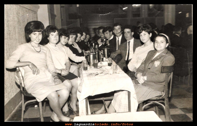 Salon de Cepa
Banquete de boda en el salón de “Cepa” el 7 de Abril del1965.
Por la izquierda: Carmen Orgaz, Ino Perea, Chelo Perea, Ascen, Luisa y Juani del Castillo; por la derecha: Tere López, Urbani del Castillo, Jesús del Castillo, Mariano Perea, Vicente del Castillo…    
El CURSO DE LA VIDA: < Las bodas
Palabras clave: Banquete de boda en el salón de “Cepa”