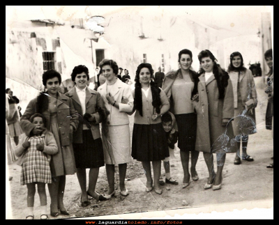 Semana Santa
Semana Santa de los años 50, en la Villeta, viniendo de dejar a los “Santos” en Jesús.
En la foto: La niña Mamen “hija de Angelin” Isa Martínez, Mari Valero, Eugenia Nuño, Chelo Pérez, Mari Araque, Juli García González y Conchi Valero Guzmán.


Palabras clave: Semana Santa de los años 50